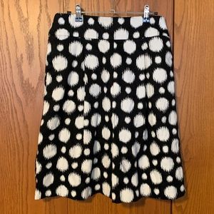 Pleated knee length skirt in geometric pattern